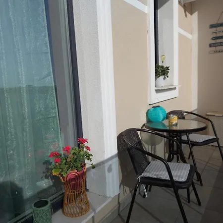 Flomar By The Lake Apartment Mamaia